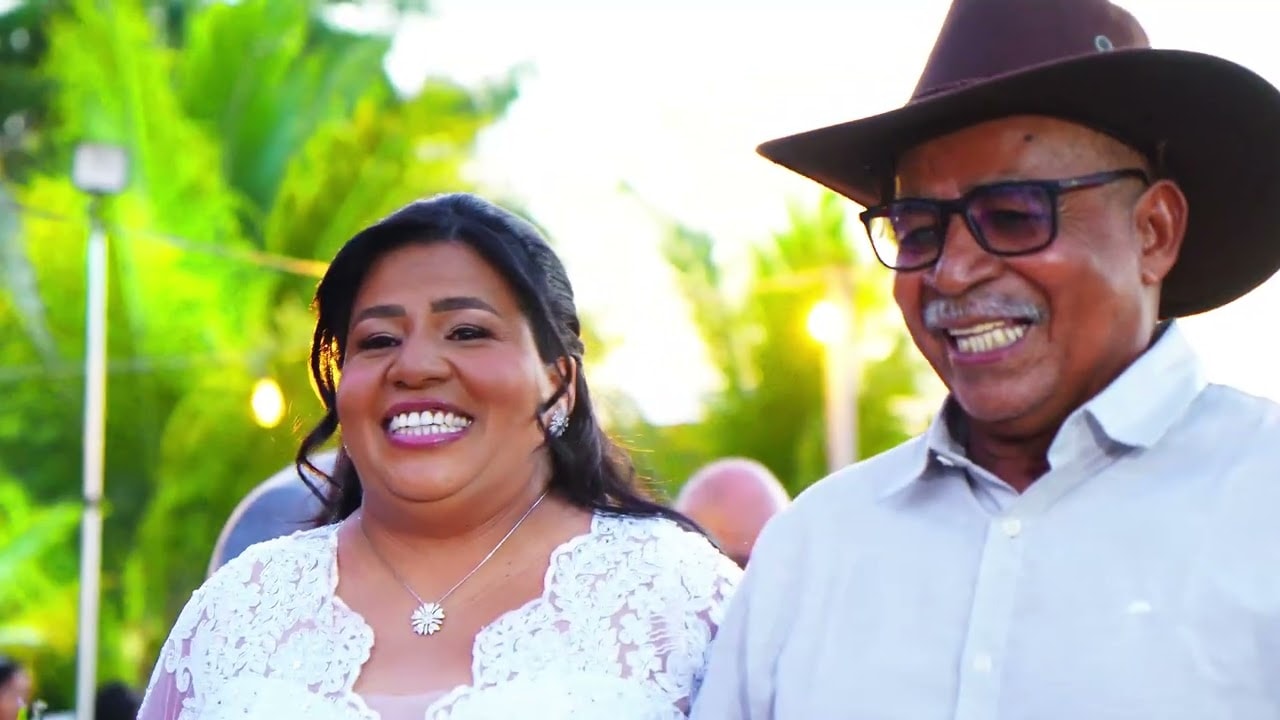 Geralcinda e Marcos sorriem lado a lado ao fim da tarde